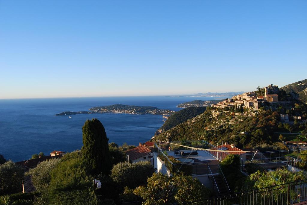 widok na wybrzeże Amalfi i ocean w obiekcie Stunning Penthouse with panoramic views of Eze Village and the French Riviera w mieście Èze