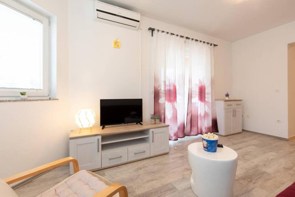 Televízia a/alebo spoločenská miestnosť v ubytovaní Apartments Doris, Krk