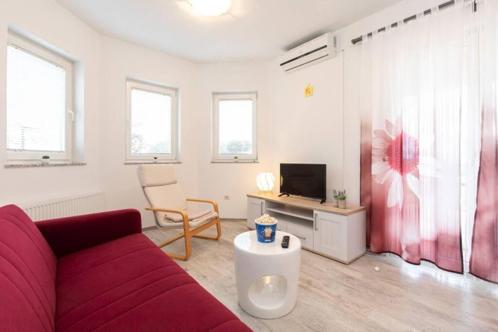 Televízia a/alebo spoločenská miestnosť v ubytovaní Apartments Doris, Krk
