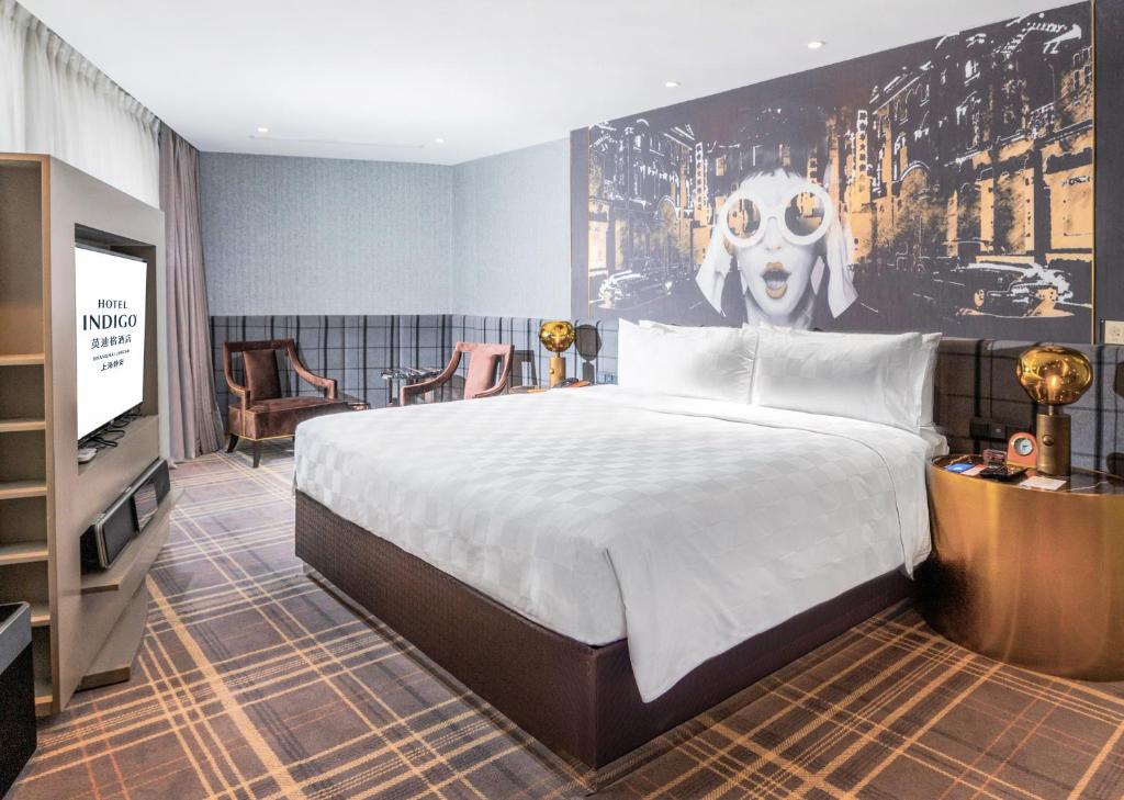 Postel nebo postele na pokoji v ubytování Hotel Indigo Shanghai Jing'An by IHG