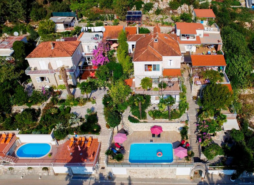 una vista aérea de una casa con piscina en Villa Carmen Rooms & Apartments, en Mlini