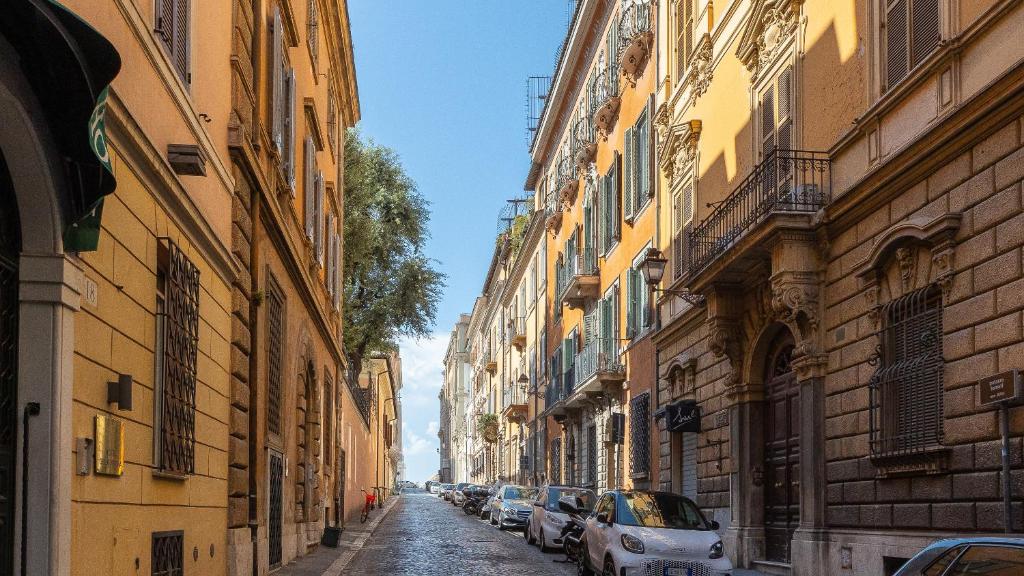 alejka z samochodami zaparkowanymi na ulicy między budynkami w obiekcie Gregoriana Luxury Rental in Rome w Rzymie