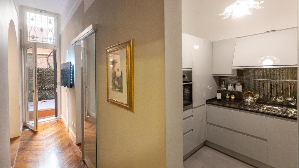 kuchnia z białymi szafkami i blatem w obiekcie Gregoriana Luxury Rental in Rome w Rzymie