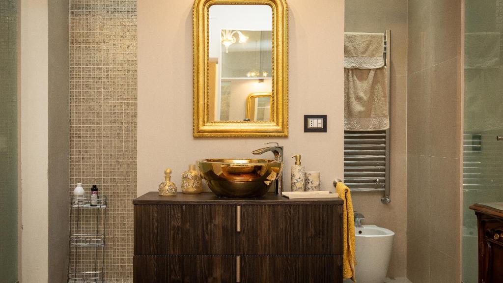 łazienka z umywalką i lustrem w obiekcie Gregoriana Luxury Rental in Rome w Rzymie