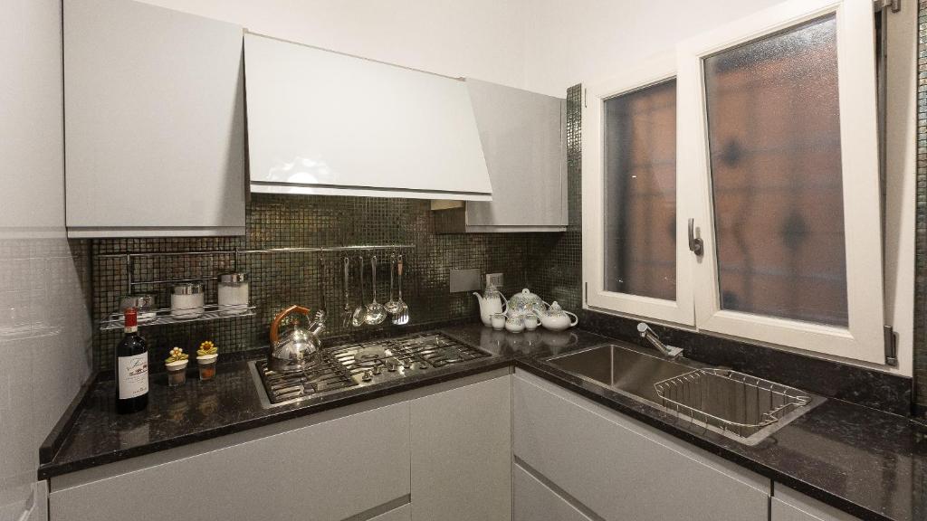 Kuchnia lub aneks kuchenny w obiekcie Gregoriana Luxury Rental in Rome