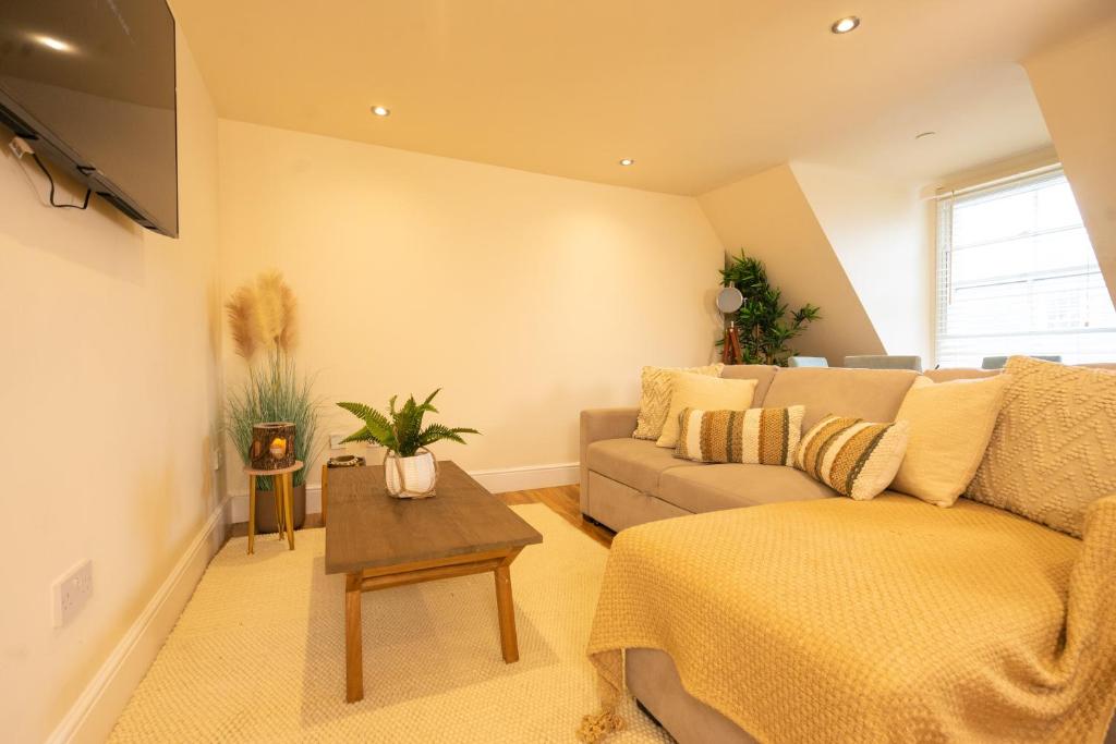 a living room with a couch and a table at Stylish City Apartment - Prime Location! in Nottingham