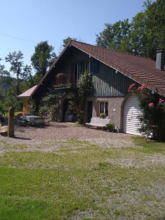 a house with a large yard in front of it at Gite Spa Détente Nature L'Estompe in Fresse
