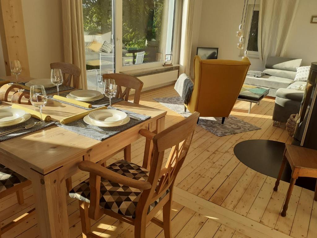 uma sala de estar com uma mesa de madeira e cadeiras em Ferienhaus Wiesenblick em Monschau