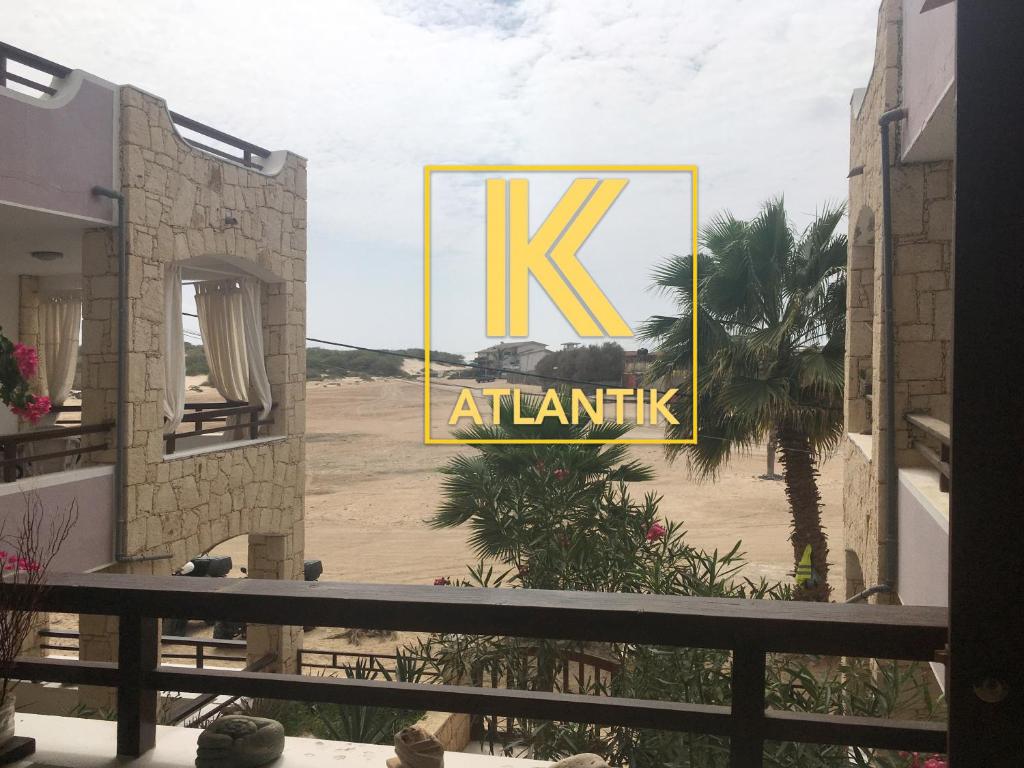 un cartel que dice k atantis en una playa en Ca Greta Deluxe en Sal Rei