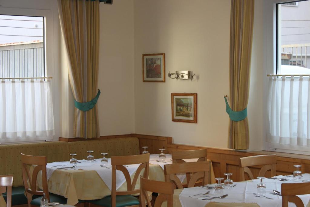 Restauracja lub miejsce do jedzenia w obiekcie Albergo Hofer