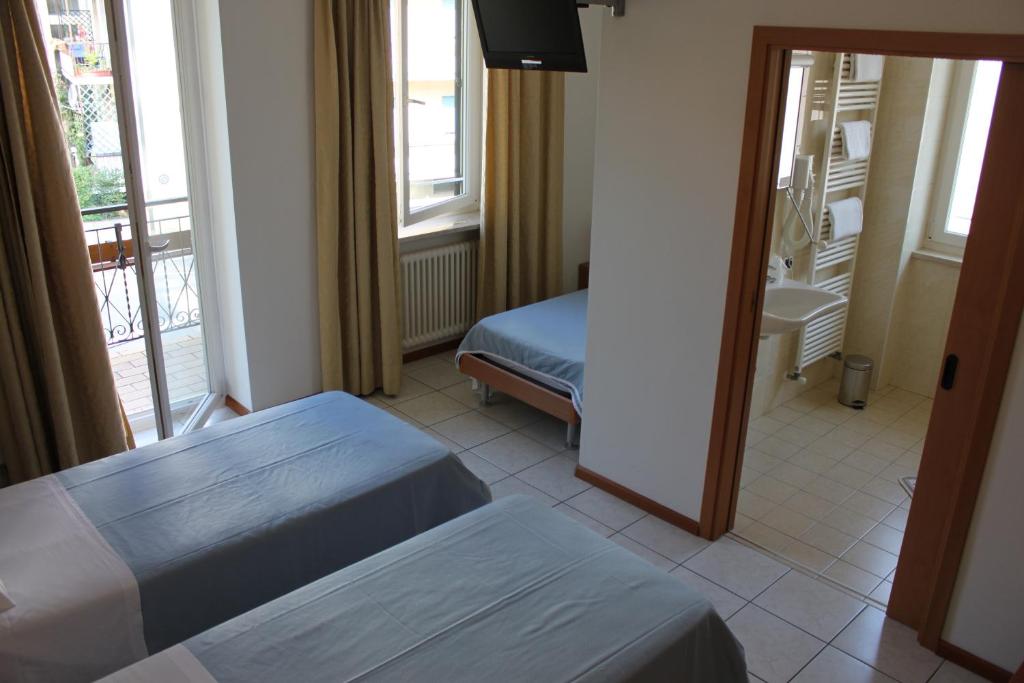 Łóżko lub łóżka w pokoju w obiekcie Albergo Hofer