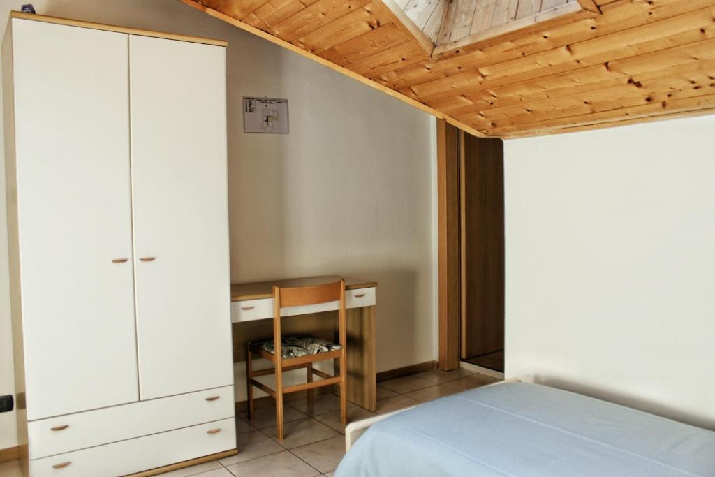 Łóżko lub łóżka w pokoju w obiekcie Albergo Hofer