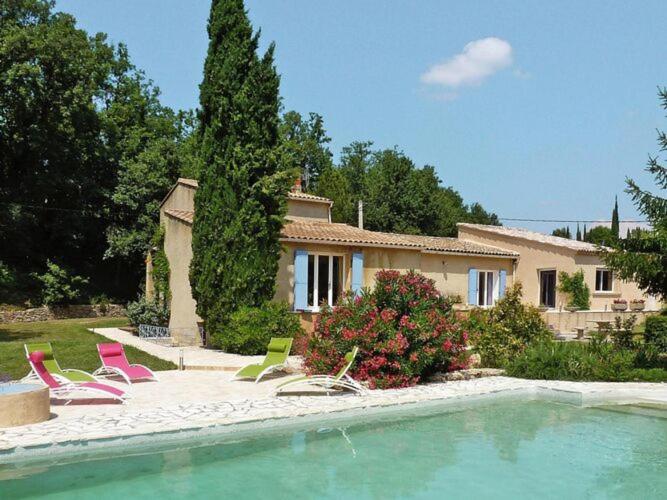 Swimmingpoolen hos eller tæt på holiday home in Puyméras with garden