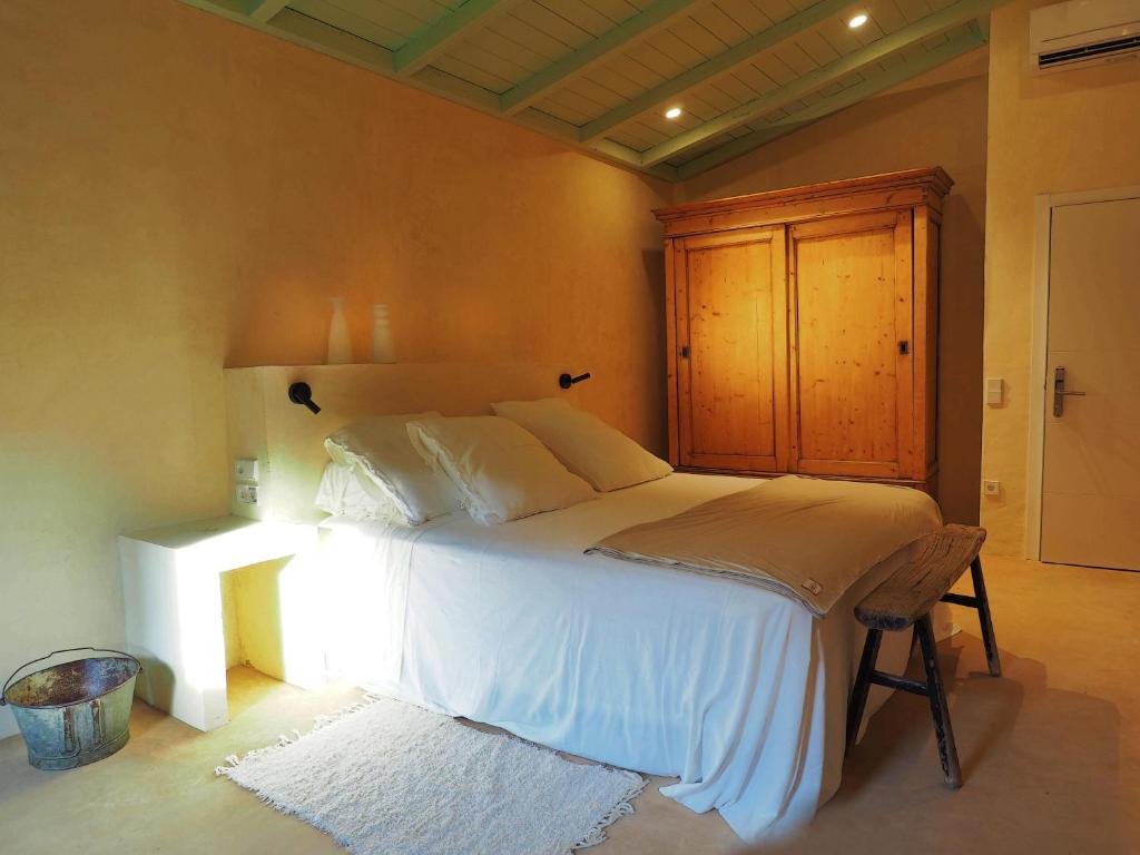 A bed or beds in a room at Mas Rauric