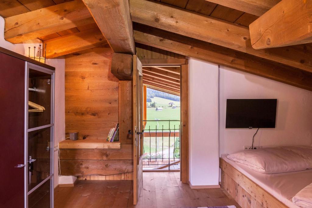 Televízia a/alebo spoločenská miestnosť v ubytovaní Panorama Lodge Leutasch mit Sauna