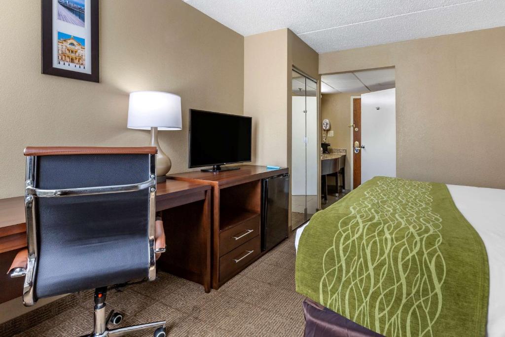 TV a/nebo společenská místnost v ubytování Comfort Inn Edison - New Brunswick
