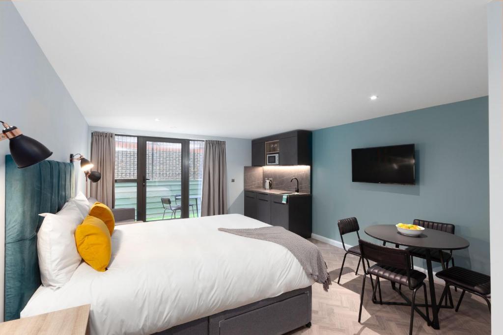Aptel East - Family Room With Terrace