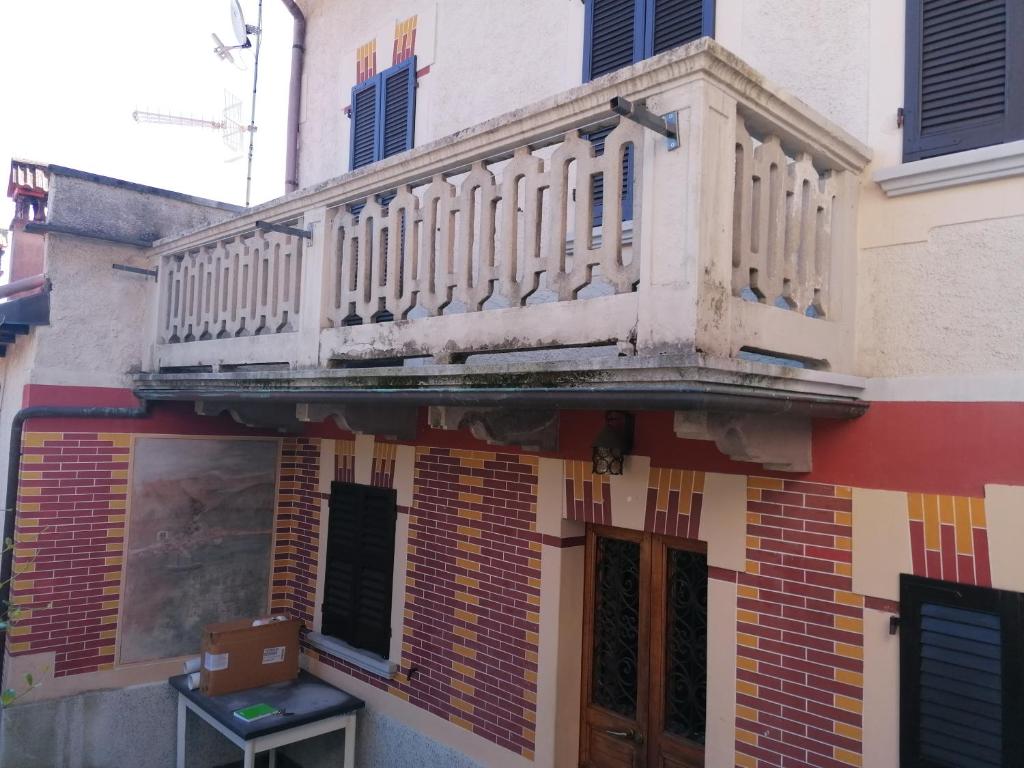CesaraにあるCASA VACANZE LA MADONNINAの建物側バルコニー