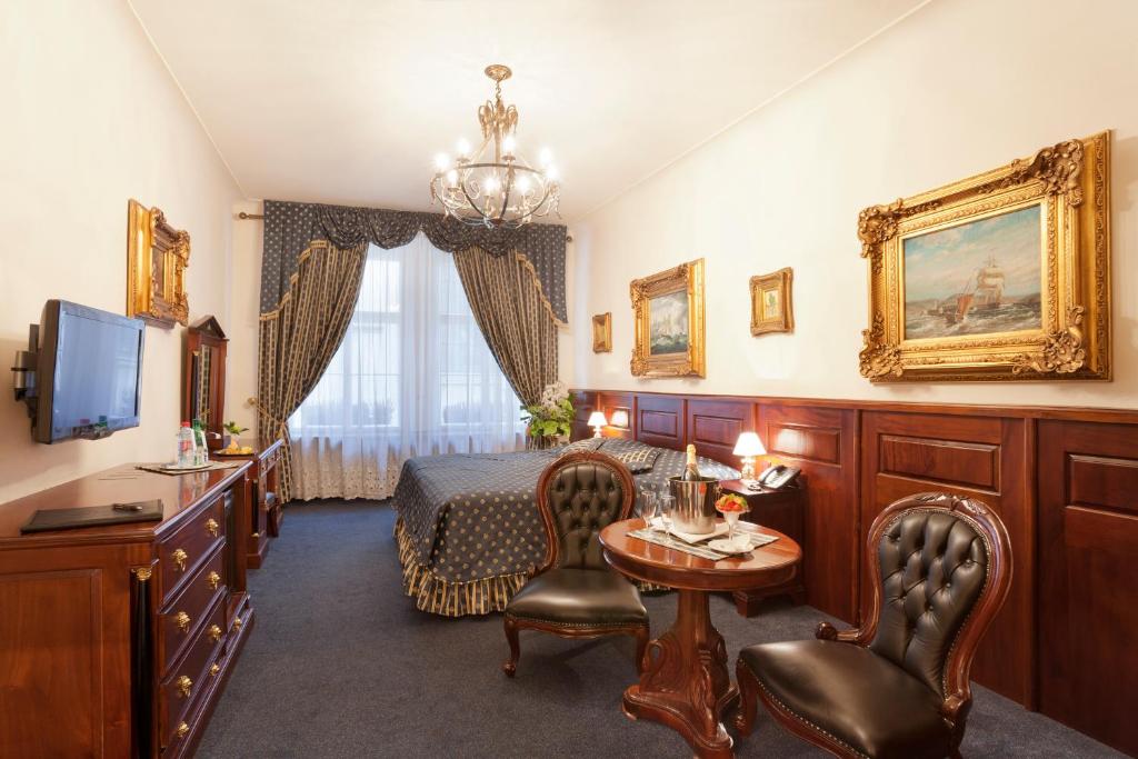 Hotel U Zlatého Stromu Prague by BHG - Resim 18