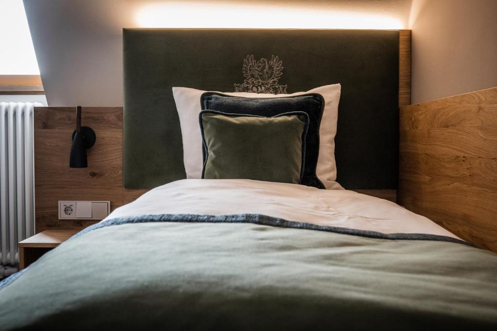 Postel nebo postele na pokoji v ubytování Burghotel Scharfenstein