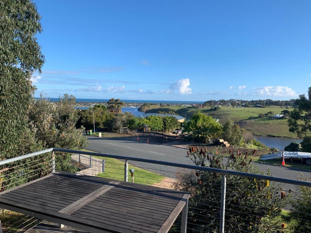 eine Terrasse mit Blick auf eine Straße und einen Fluss in der Unterkunft Banksia Waters in Lakes Entrance