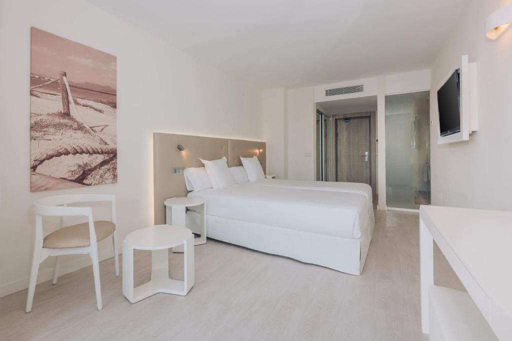 Cama ou camas em um quarto em Iberostar Waves Cala Millor - Adults Only