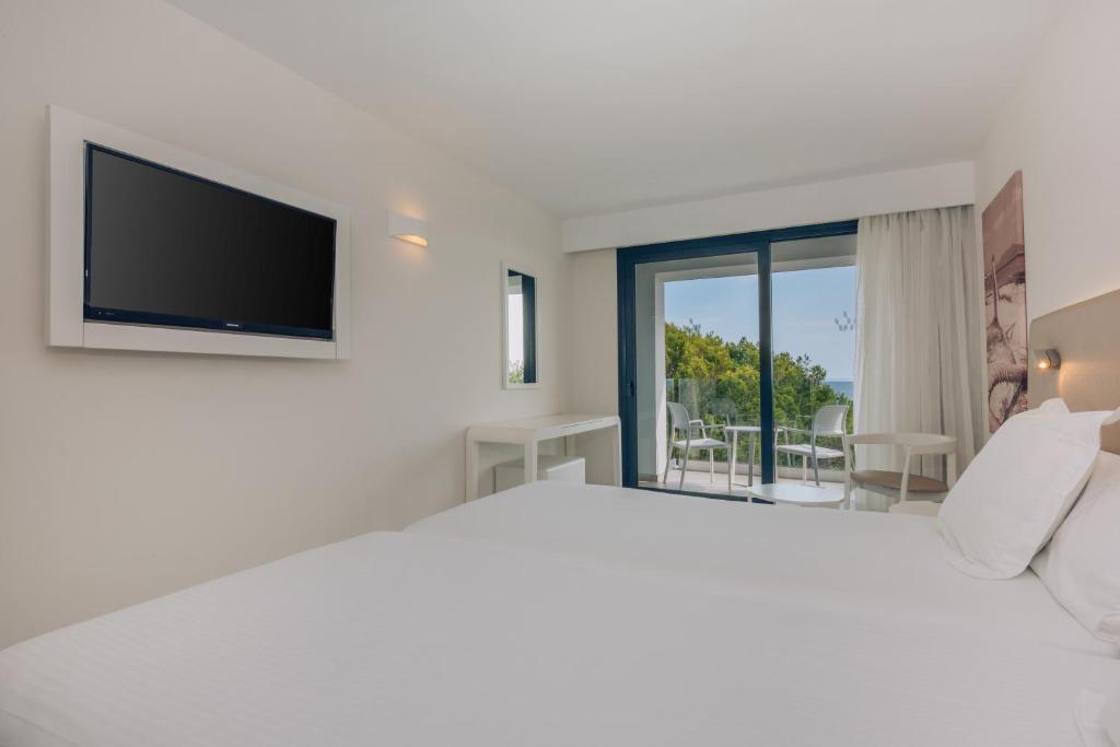 Cama ou camas em um quarto em Iberostar Waves Cala Millor - Adults Only
