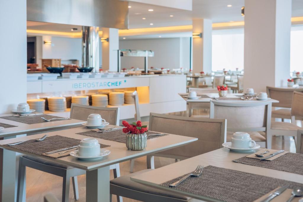 Um restaurante ou outro lugar para comer em Iberostar Waves Cala Millor - Adults Only