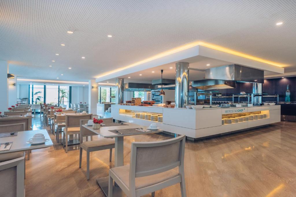 Uma área de estar em Iberostar Waves Cala Millor - Adults Only