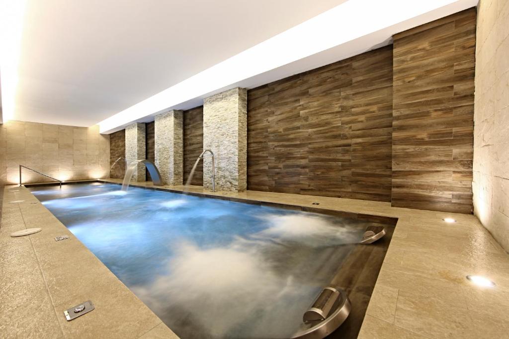 A piscina localizada em Iberostar Waves Cala Millor - Adults Only ou nos arredores
