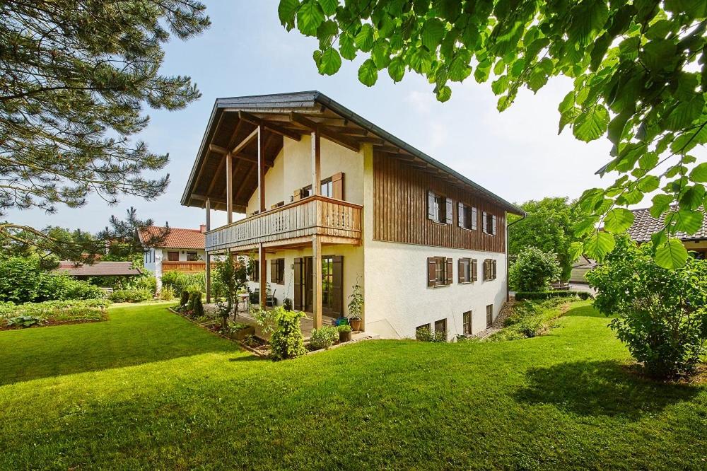 UnterneukirchenにあるSonne in Gasteigの緑の芝生のある広い庭のある家