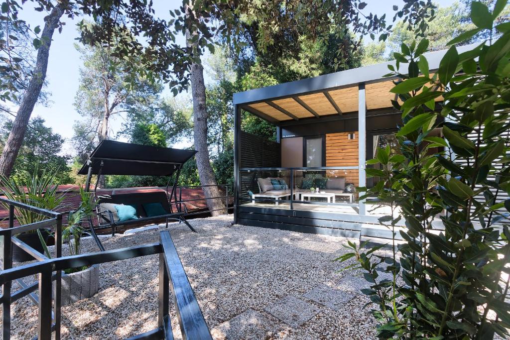 uma casa moderna com um telhado preto em TOTAL ESCAPE Mobile Home BIANCA Camp Porton Biondi em Rovinj