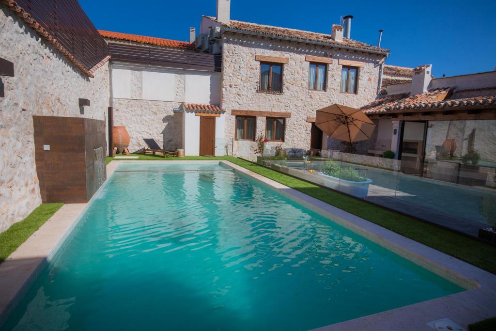 a swimming pool in the yard of a house at Los Tinajones in Colmenar de Oreja