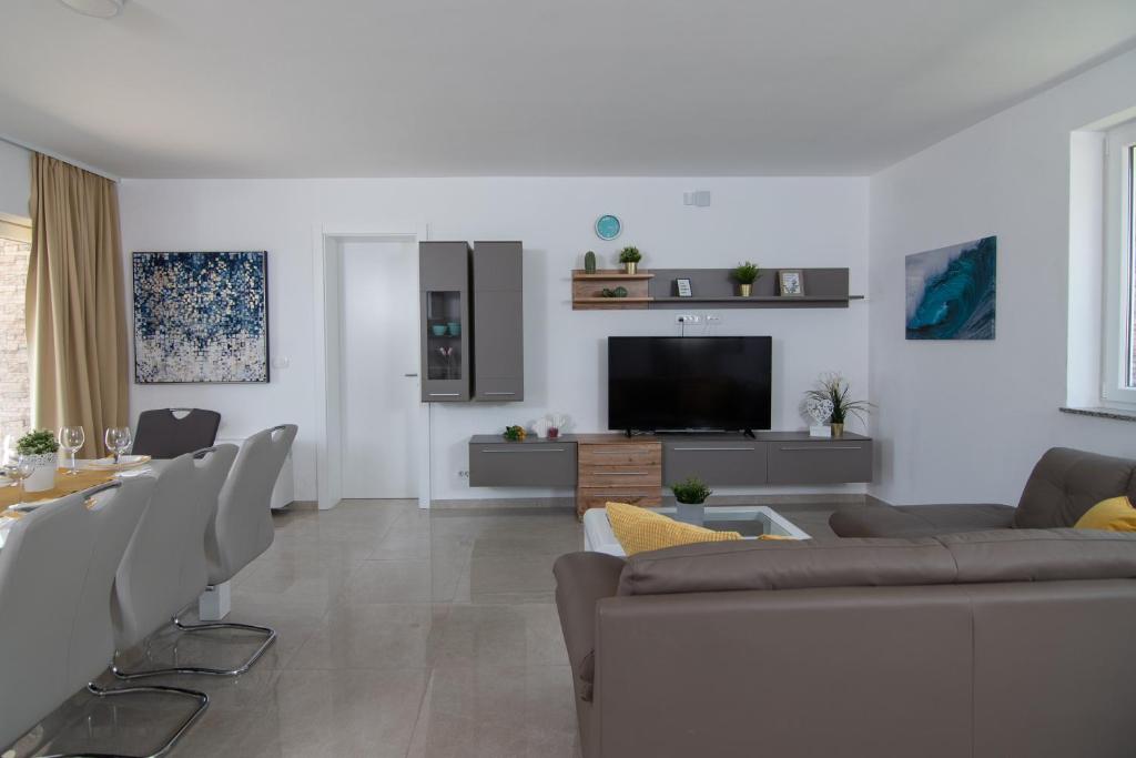 Telewizja i/lub zestaw kina domowego w obiekcie Villas Royal I with Private Pool