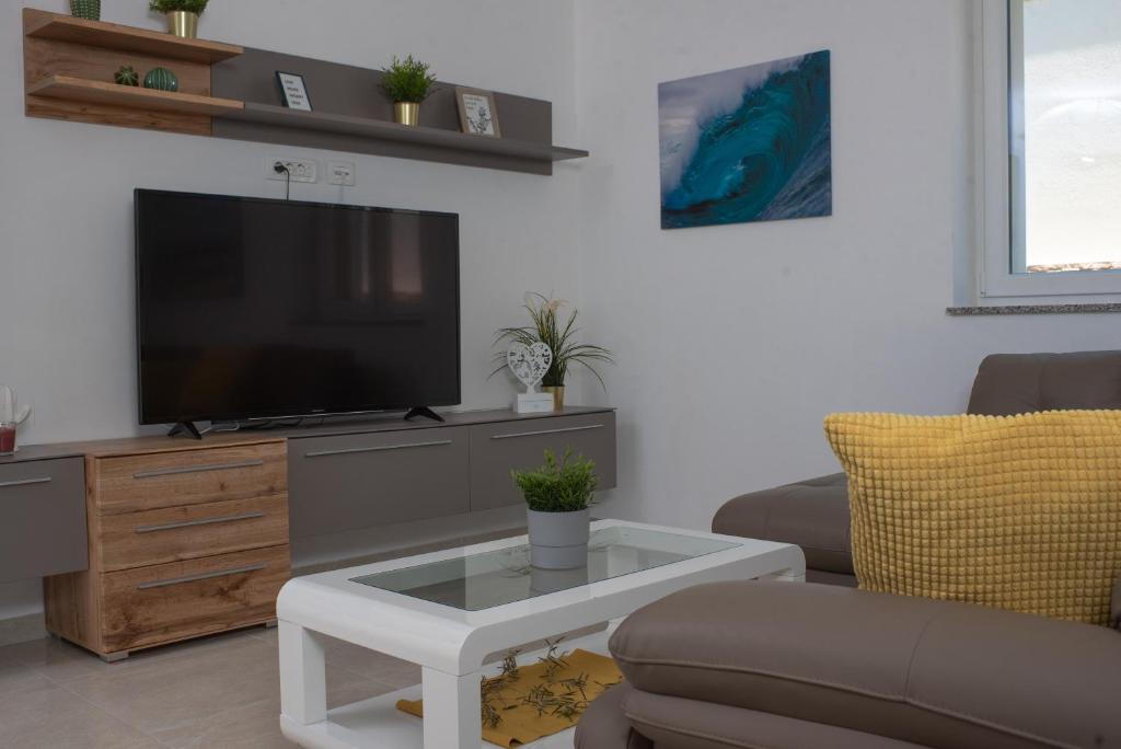 Telewizja i/lub zestaw kina domowego w obiekcie Villas Royal I with Private Pool