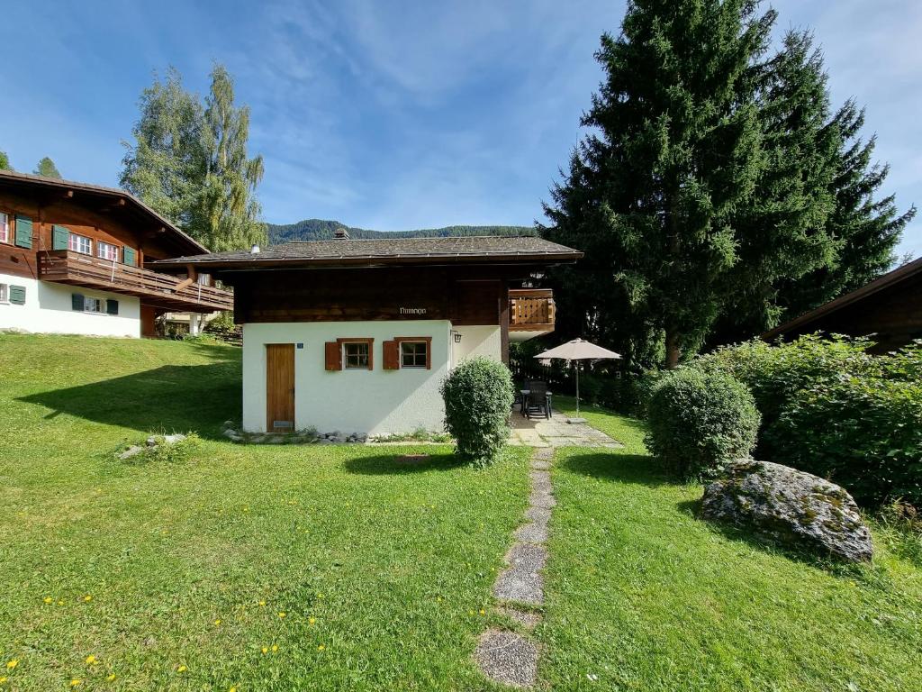 una casa en un campo con un patio de hierba en Numaga, en Blatten bei Naters