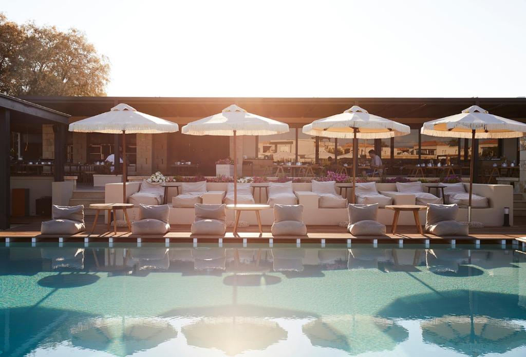Bazén v ubytování Asterion Suites & Spa - Designed for Adults nebo v jeho okolí