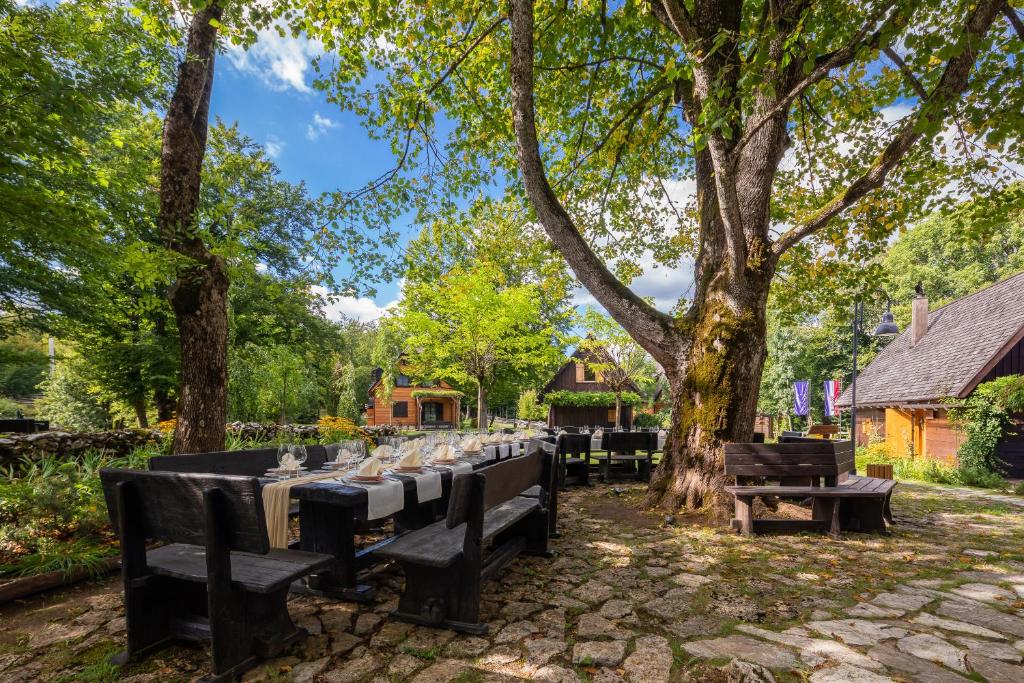 Vonkajšia záhrada v ubytovaní Fenomen Plitvice Resort