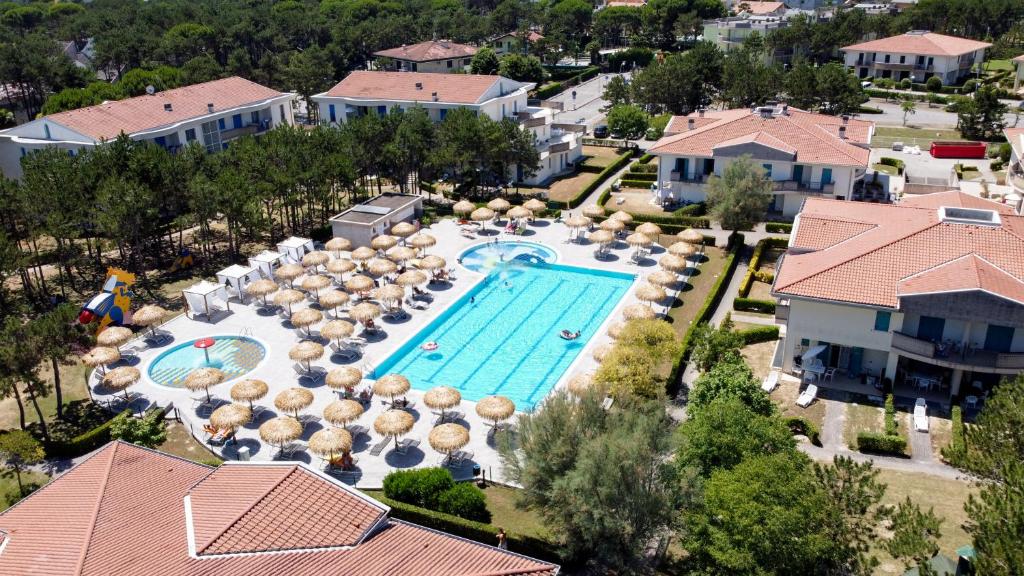 vista aerea su una piscina del resort con ombrelloni di Summer Time Family Resort a Bibione