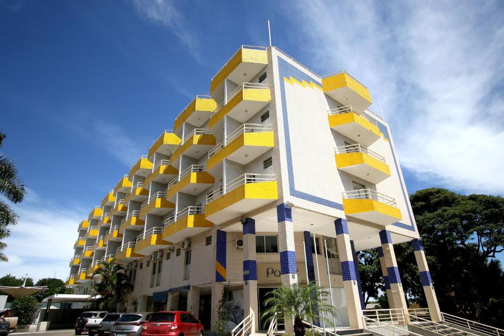 Laguna Plaza Hotel في برازيليا: مبنى عليه شرفات صفراء و زرقاء