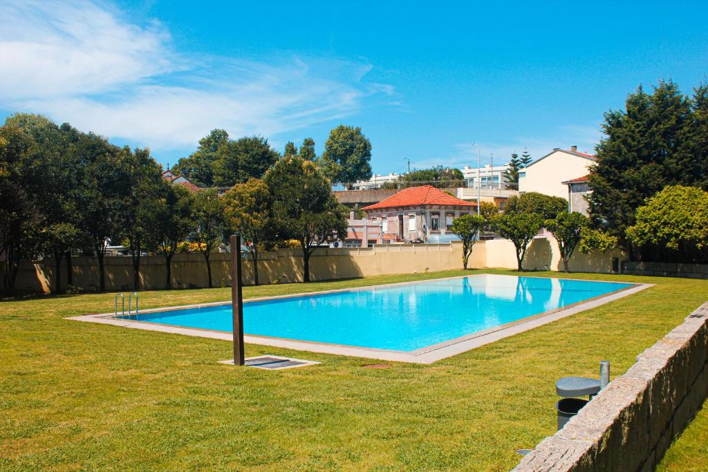 een zwembad in de tuin van een huis bij REFÚGIO LOURO • gym - pool - tennis in Leça da Palmeira