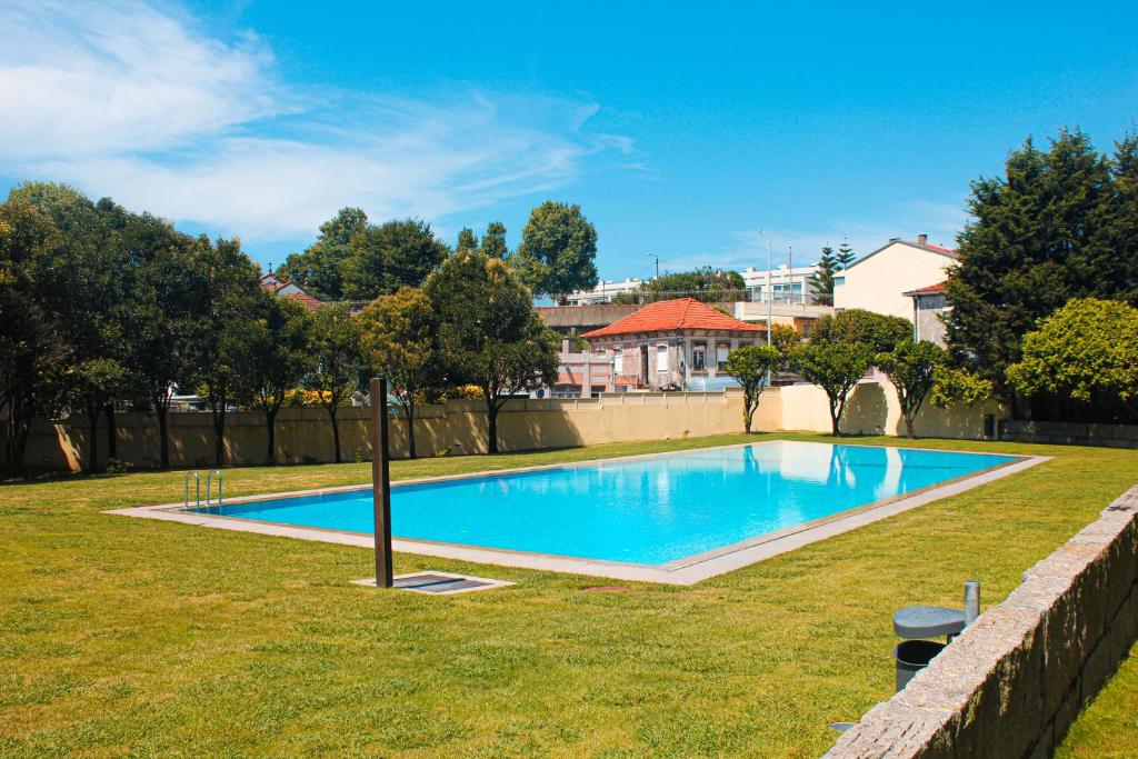 - une piscine dans la cour d'une maison dans l'établissement REFÚGIO LOURO • gym - pool - tennis, à Leça da Palmeira