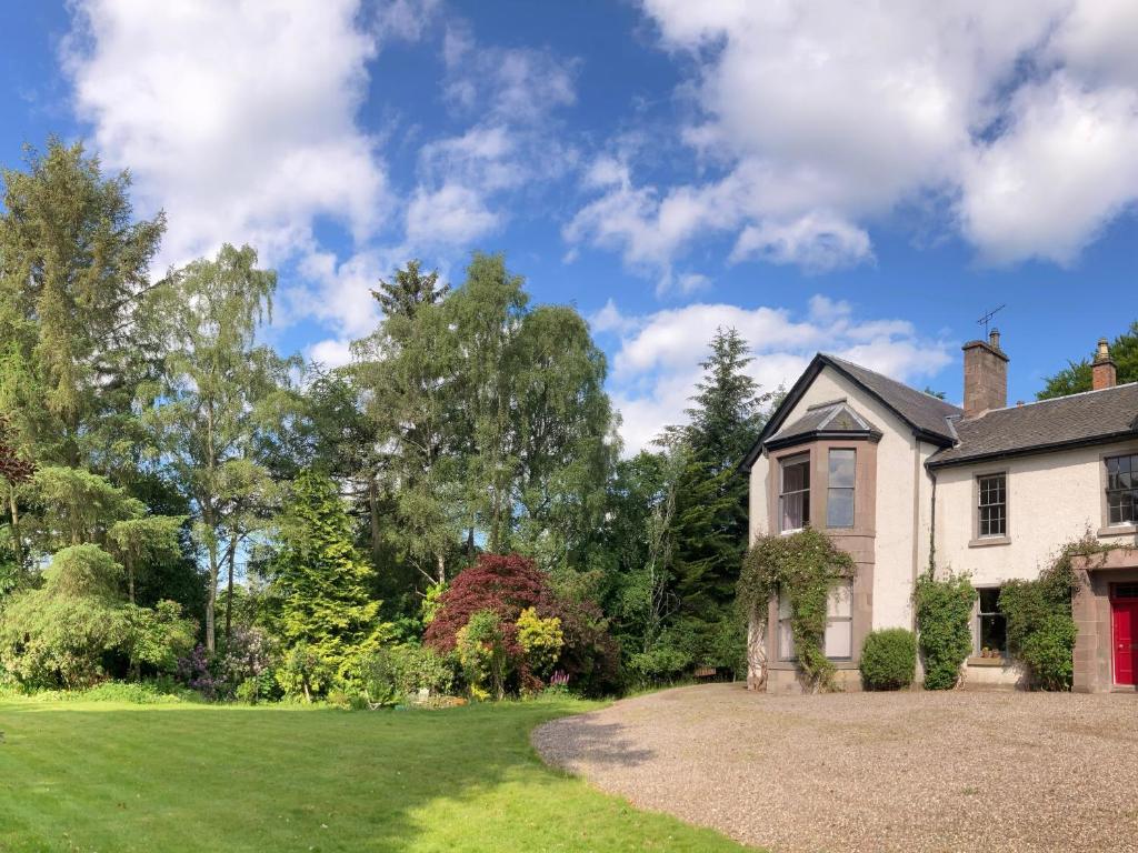 ein Haus mit einem Hof mit Auffahrt in der Unterkunft Heathpark House in Blairgowrie