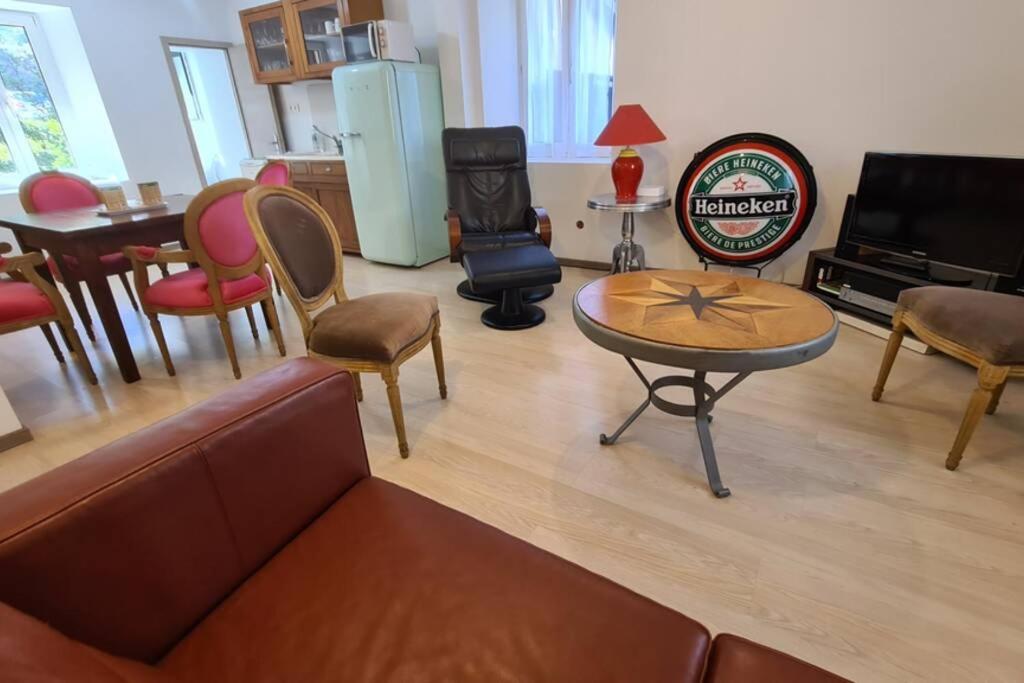 - un salon avec un canapé, des chaises et une cuisinière dans l'établissement chic t3 60 m2 cosy 1 a 6 personnes rando, nature, bike park, station de ski, à Le Bonhomme