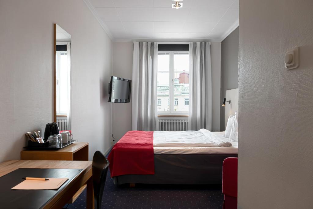 Postel nebo postele na pokoji v ubytování Hotel Bishops Arms Strängnäs