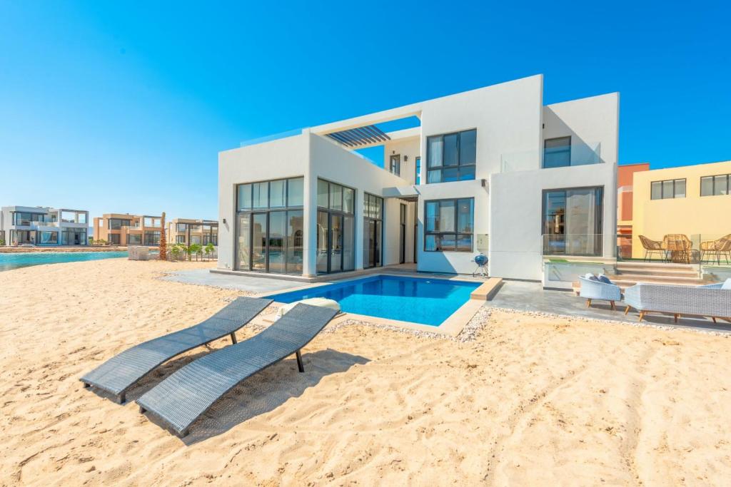 une maison sur la plage avec une piscine dans l'établissement Long Island Gouna 5BR Tawila Beach House & Pool, à Hurghada