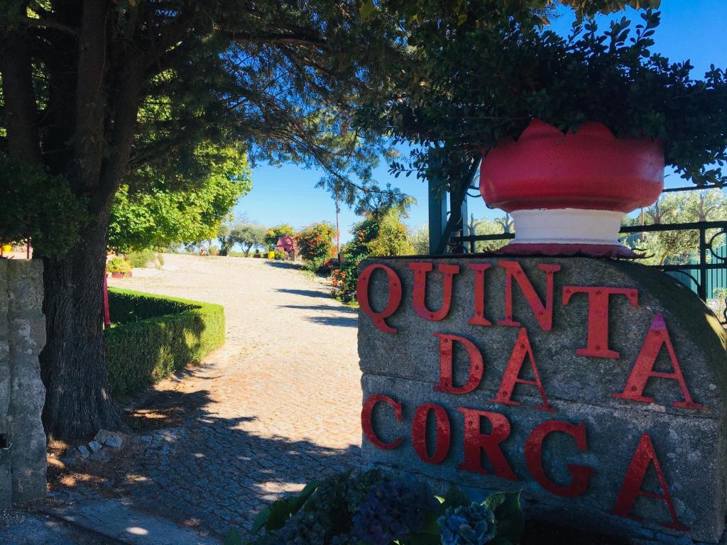 um sinal que lê unidade daoreng em uma parede em Quinta da Corga em Prova