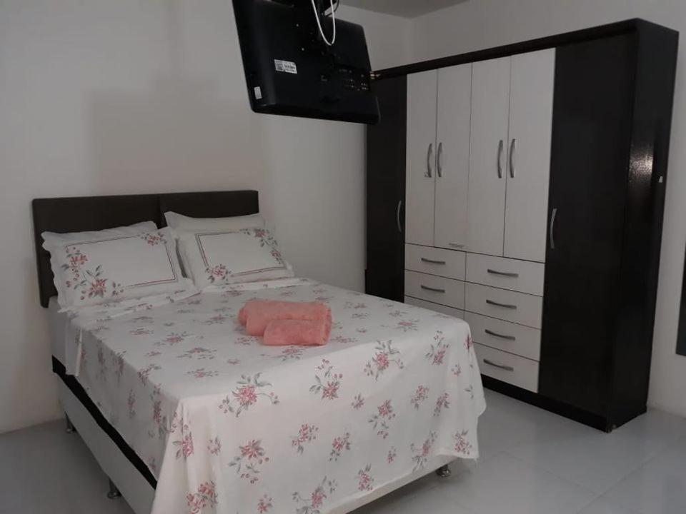 Säng eller sängar i ett rum på Linda Suíte perto da Praia do Forno