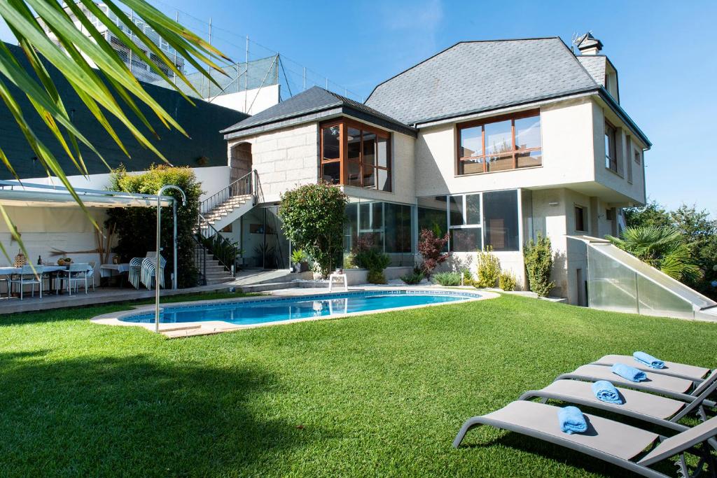 a house with a swimming pool in the yard at Casa El Castañal con Piscina Privada in Vigo