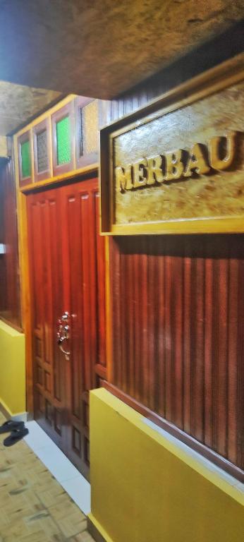 - l'accès à un restaurant avec une porte rouge dans l'établissement Roomstay superior, à Kota Bharu